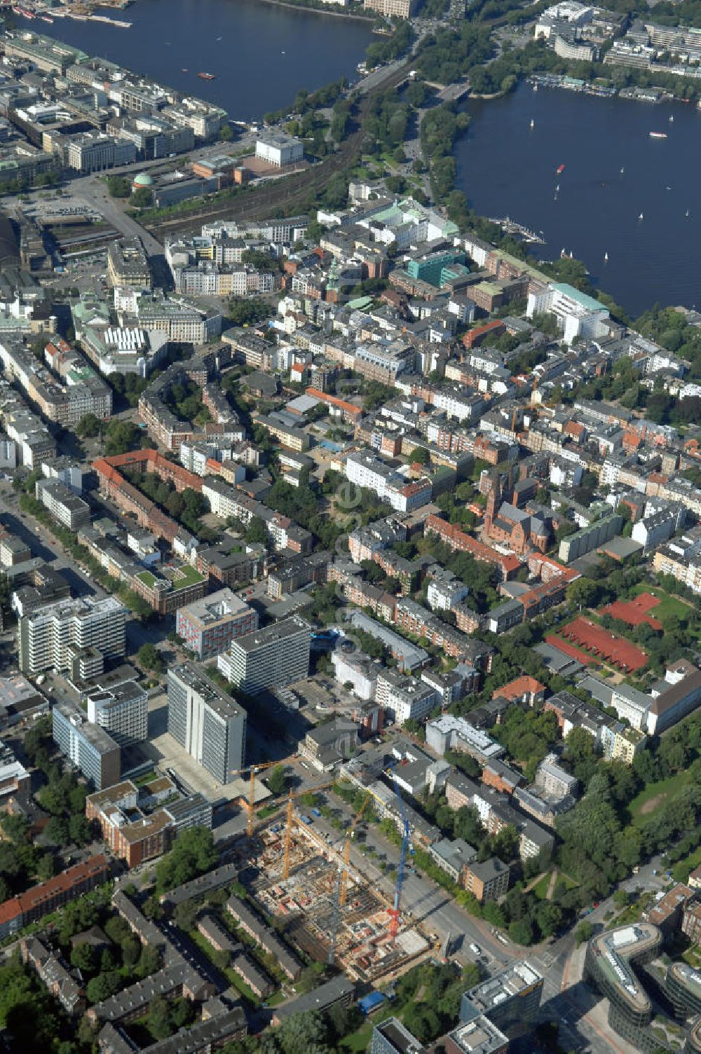 Aerial image Hamburg - Blick über eine Baustelle eines Büro- und Geschäftsgebäude in Sankt Georg, Anschrift: Steindamm 90-106, im Hintergrund die Außenalster und Binnenalster. Kontakt: Hamburg Tourismus GmbH, Steinstrasse 7, 20095 Hamburg, Tel: +49(0)40 30051 300, Fax +49(0)40 30051 333, Email: info@hamburg-tourismus.de