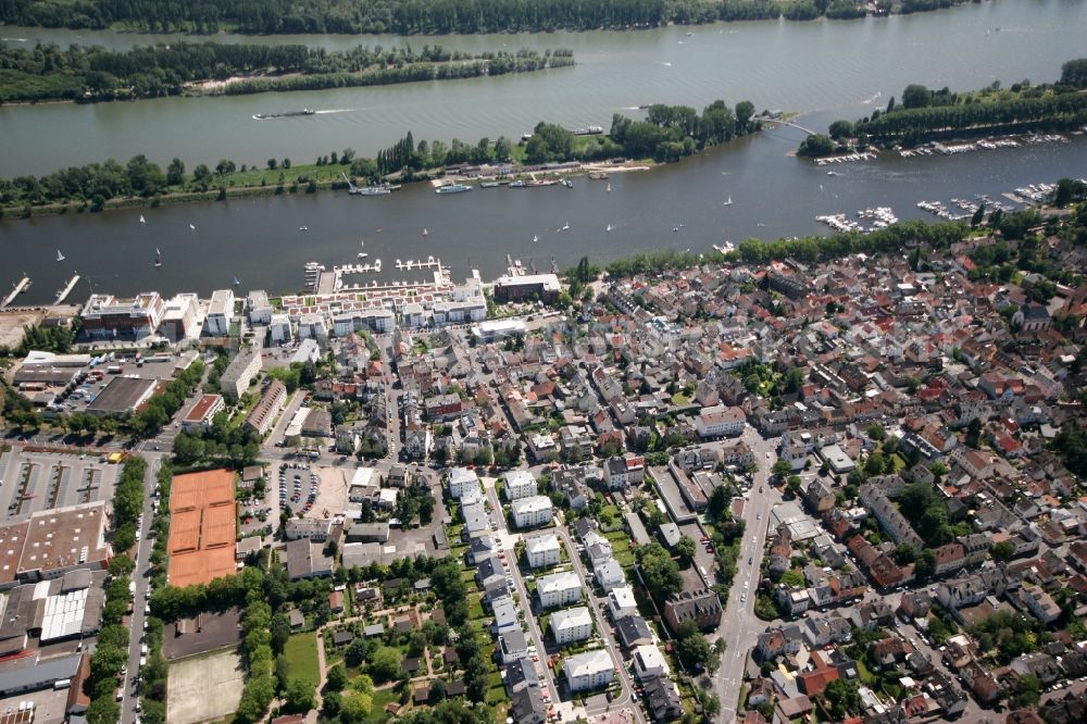 Aerial image Wiesbaden Schierstein - View of the city district Schierstein with the Schiersteiner port. Schierstein has a town center with narrow streets and many small older homes down to the harbor road. This serves as a promenade on Schiersteiner harbor, the pool is enlivened by many jetties and corresponding boat traffic. The Schiersteiner harbor situated on the Rhine and is a water sports center of the Hessian capital Wiesbaden