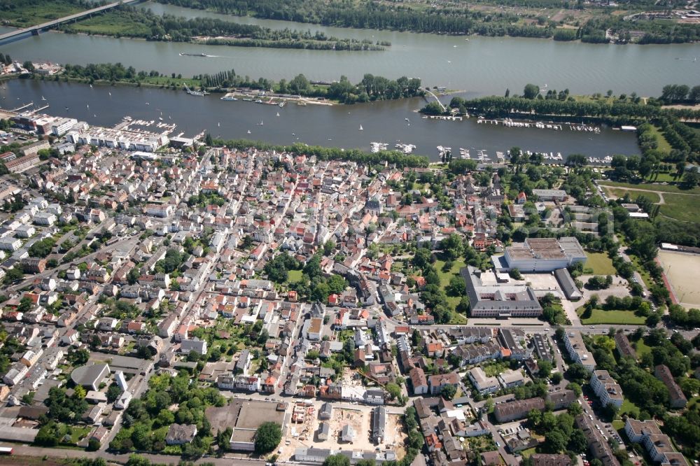 Wiesbaden Schierstein from above - View of the city district Schierstein with the Schiersteiner port. Schierstein has a town center with narrow streets and many small older homes down to the harbor road. This serves as a promenade on Schiersteiner harbor, the pool is enlivened by many jetties and corresponding boat traffic. The Schiersteiner harbor situated on the Rhine and is a water sports center of the Hessian capital Wiesbaden