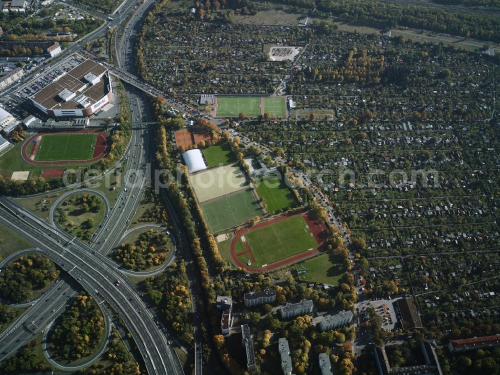 Berlin from the bird's eye view: District Schoeneberg with garden plots Glueck im Winkel eV along the Vorarlberger Damm near the motorway intersection federal highway BAB A 103 - A 100 in the city in Berlin