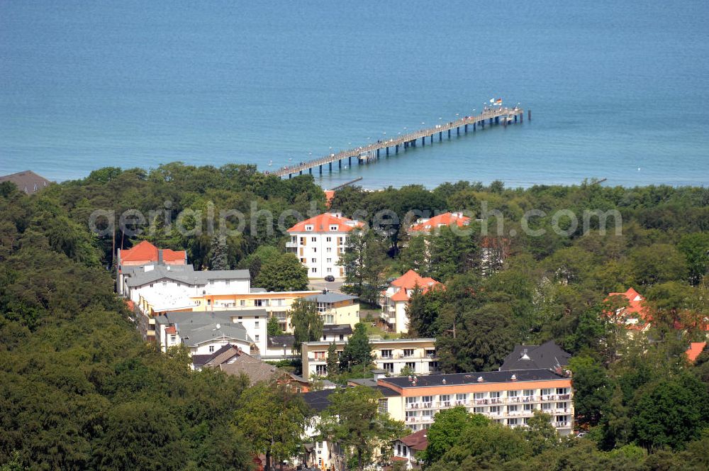 Aerial image Graal-Müritz - Blick auf die Uferpromenade und einen Stadtteil in Graal-Müritz in Mecklenburg-Vorpommern. Mit im Bild die Seebrücke in der Ostsee. Kontakt: