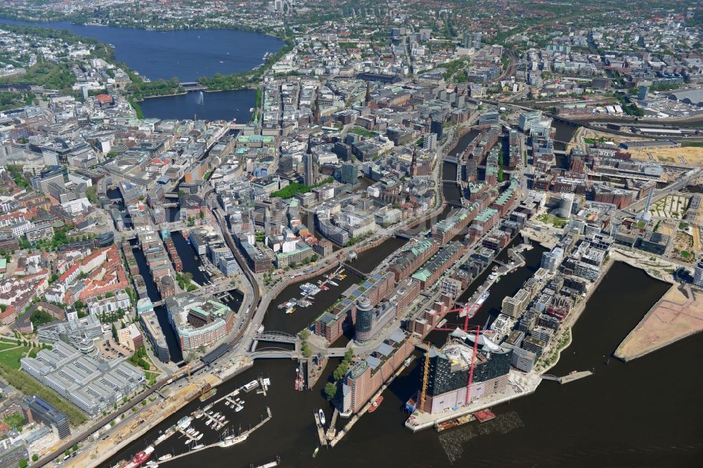 Hamburg from above - City view of Speicherstadt on the banks of the Elbe River in Hamburg. Visible in the image areas Kehnwerderfleet, Sandtorhafen, Grasbrookhafen, customs channel, Brooktorkai, Upper Harbour and inland port in the city