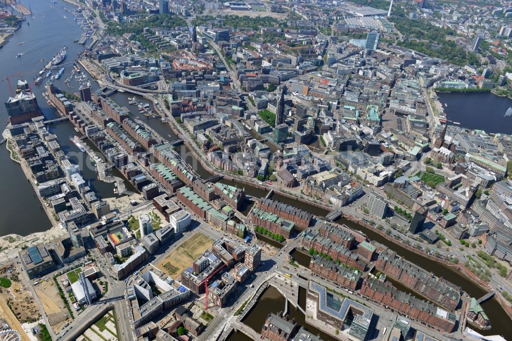 Hamburg from the bird's eye view: City view of Speicherstadt on the banks of the Elbe River in Hamburg. Visible in the image areas Kehnwerderfleet, Sandtorhafen, Grasbrookhafen, customs channel, Brooktorkai, Upper Harbour and inland port in the city