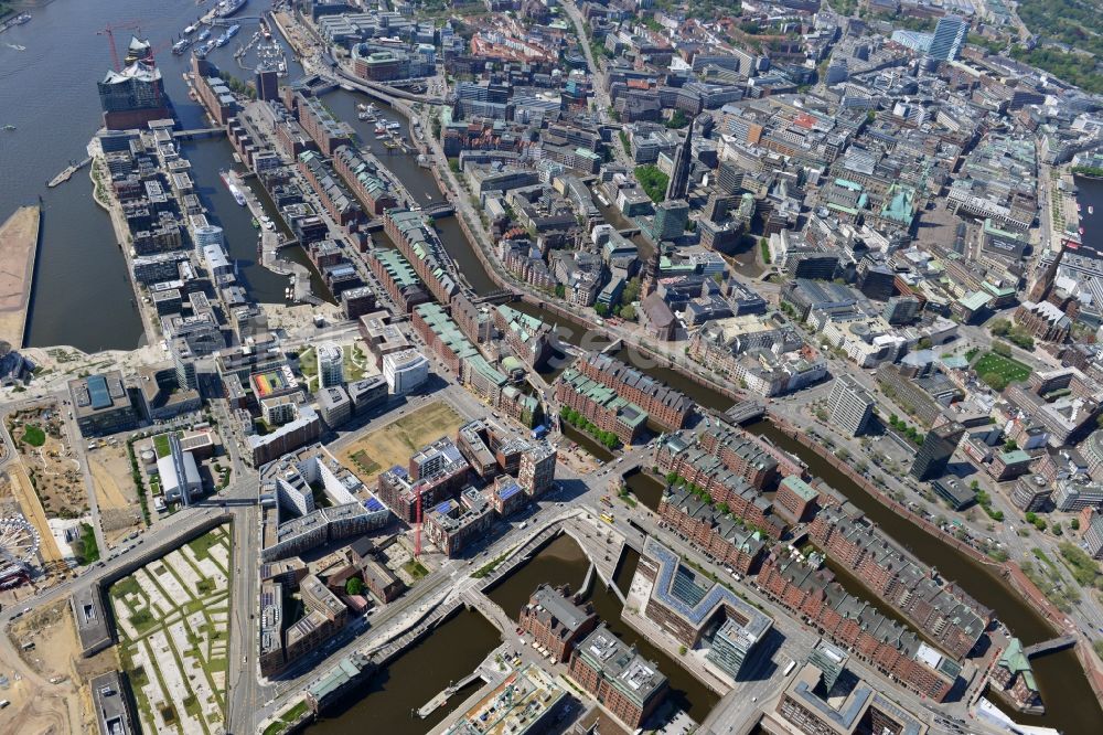 Aerial image Hamburg - City view of Speicherstadt on the banks of the Elbe River in Hamburg. Visible in the image areas Kehnwerderfleet, Sandtorhafen, Grasbrookhafen, customs channel, Brooktorkai, Upper Harbour and inland port in the city