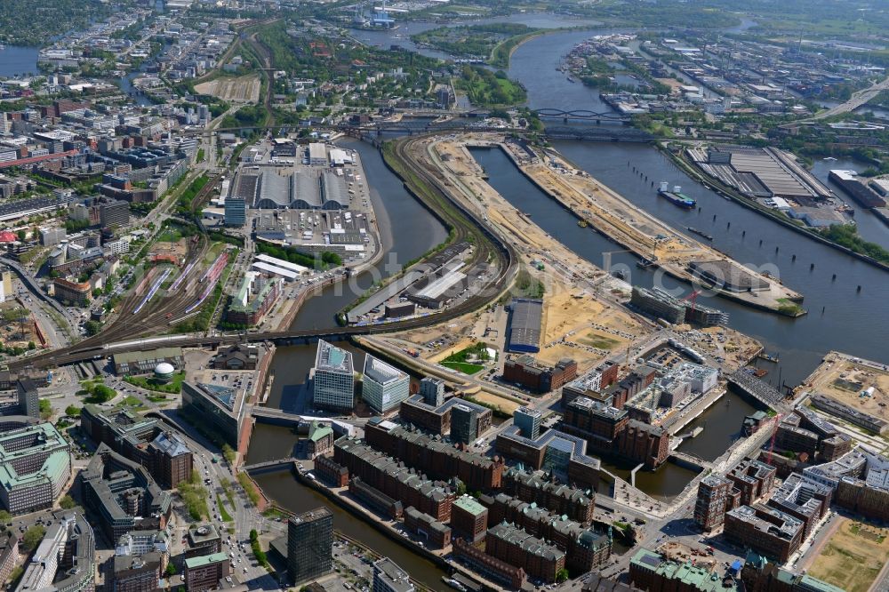 Hamburg from the bird's eye view: City view of Speicherstadt on the banks of the Elbe River in Hamburg. Visible in the image areas Kehnwerderfleet, Sandtorhafen, Grasbrookhafen, customs channel, Brooktorkai, Upper Harbour and inland port in the city