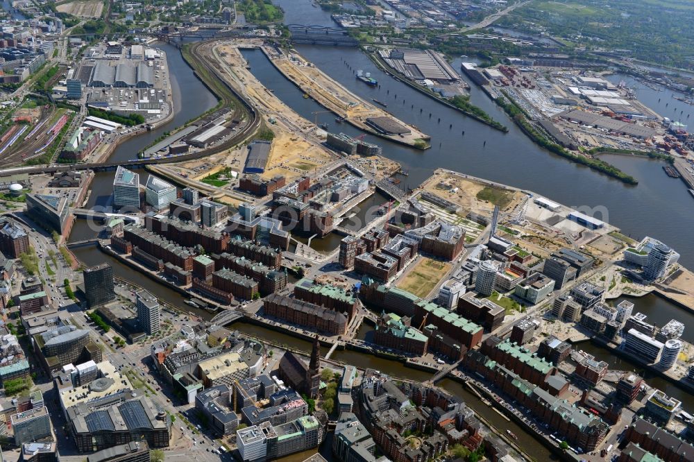 Aerial image Hamburg - City view of Speicherstadt on the banks of the Elbe River in Hamburg. Visible in the image areas Kehnwerderfleet, Sandtorhafen, Grasbrookhafen, customs channel, Brooktorkai, Upper Harbour and inland port in the city