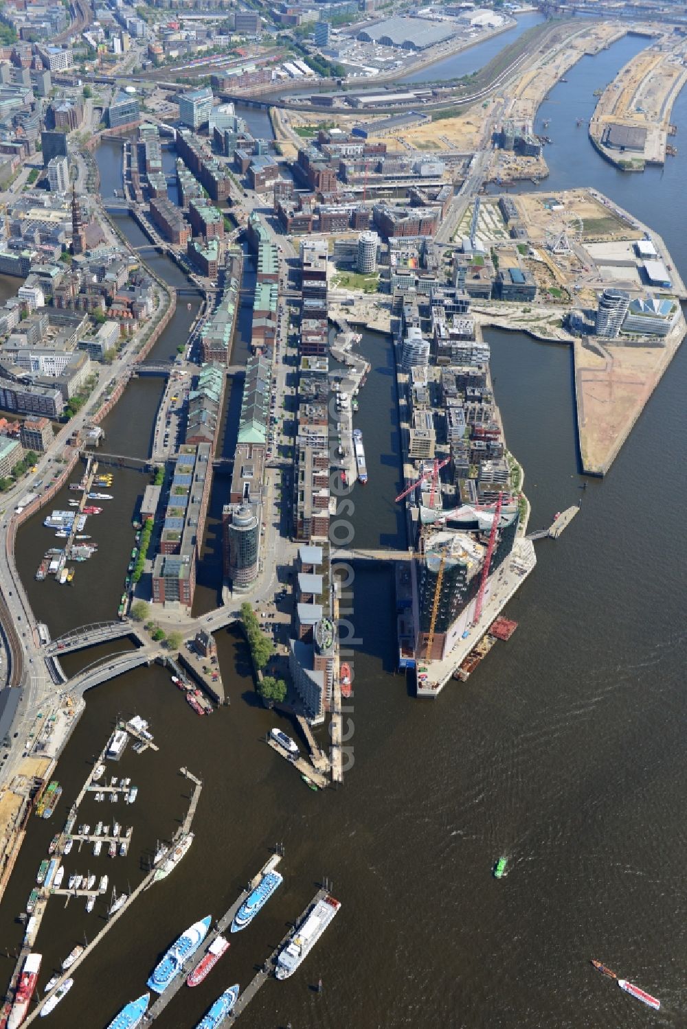 Hamburg from above - City view of Speicherstadt on the banks of the Elbe River in Hamburg. Visible in the image areas Kehnwerderfleet, Sandtorhafen, Grasbrookhafen, customs channel, Brooktorkai, Upper Harbour and inland port in the city