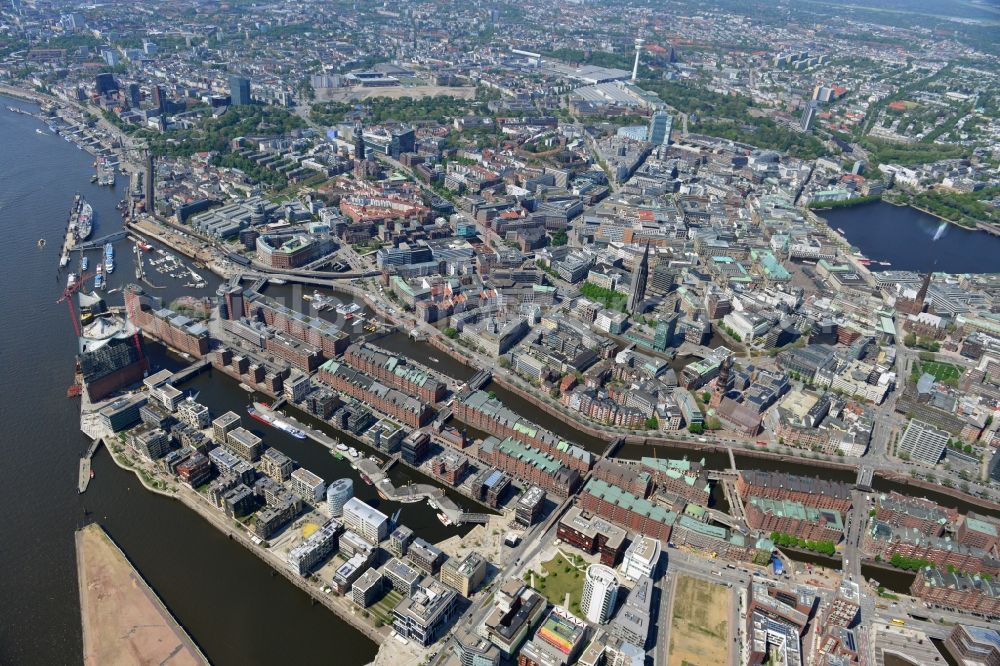 Aerial image Hamburg - City view of Speicherstadt on the banks of the Elbe River in Hamburg. Visible in the image areas Kehnwerderfleet, Sandtorhafen, Grasbrookhafen, customs channel, Brooktorkai, Upper Harbour and inland port in the city