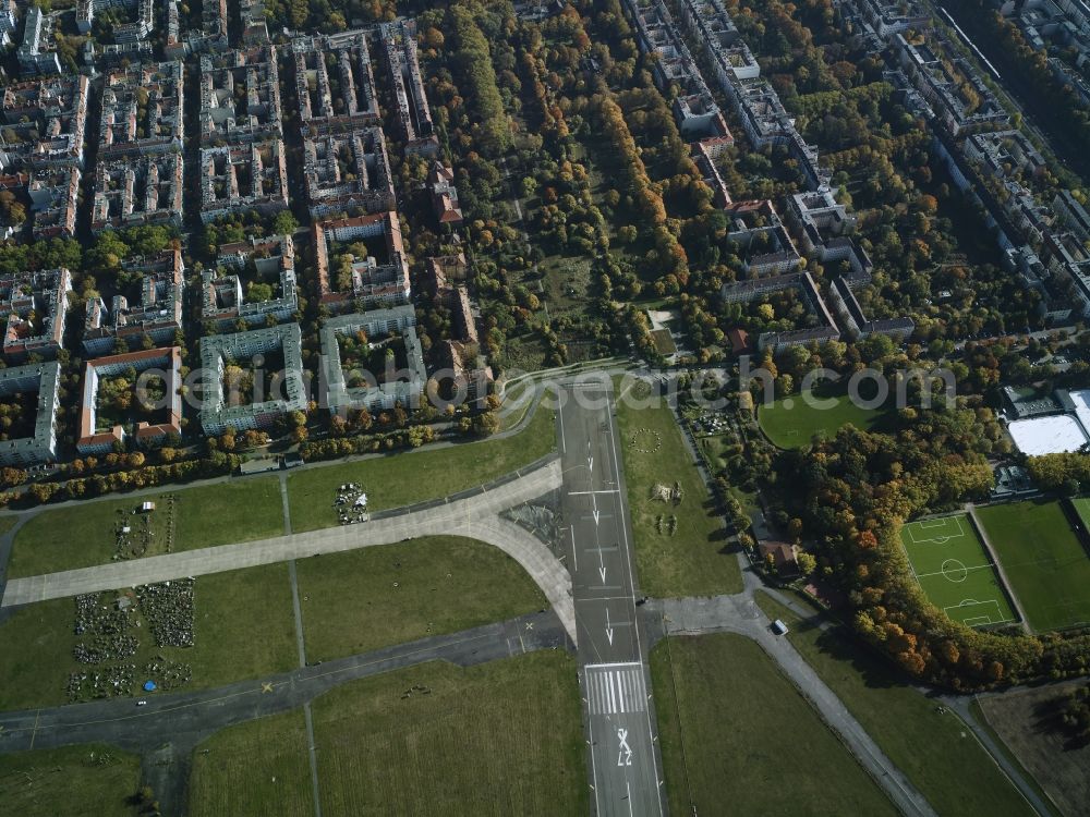 Berlin from the bird's eye view: District Tempelhof with former take-off and landing strip of thze former airport Tempelhof - Tempelhofer field in the city in Berlin. In the picture the Allmende-Kontor garden and the residential area at the Warthestrasse - Leinestrasse , Schillerkiez