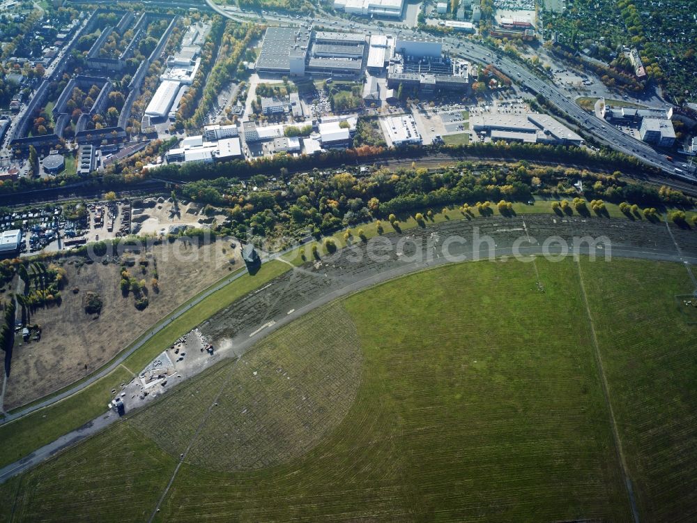 Aerial image Berlin - District Tempelhof with an establishment of the VW - Volkswagen automobile GmbH and the Procter & Gamble Manufacturing GmbH at the Oberlandstrasse - federal highway BAB A 100 in the city in Berlin. In the picture the tempelhofer field