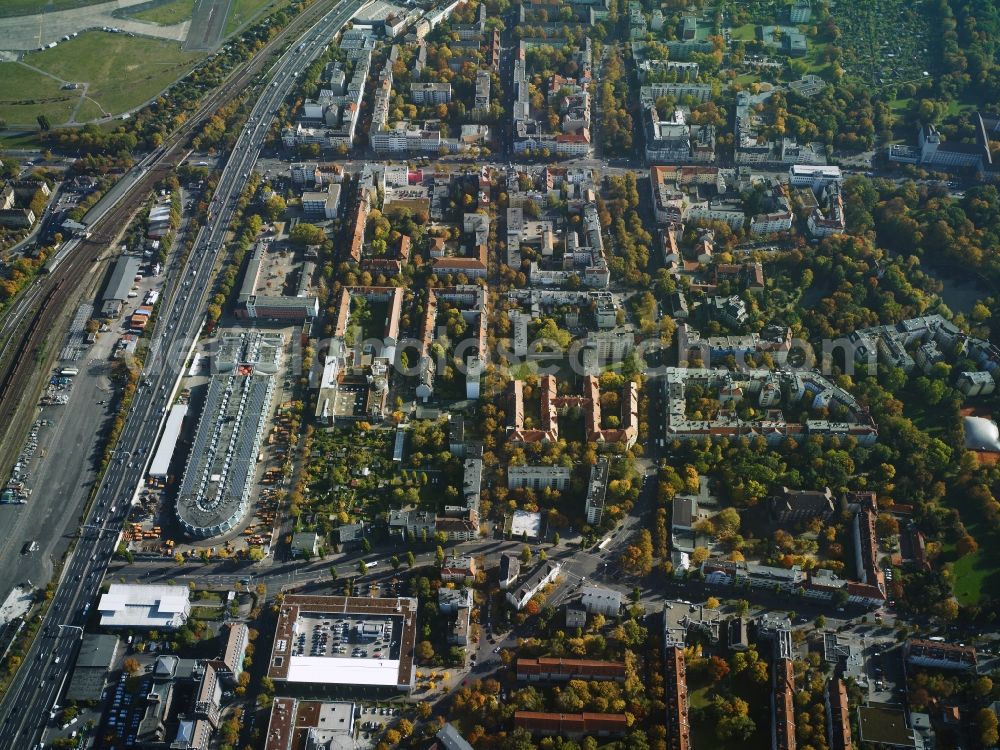 Aerial photograph Berlin - Housing area in the district Tempelhof-Schoeneberg besides the motorway A 100 in the city aswell as the headquarters of the Company BSR in Berlin in Germany