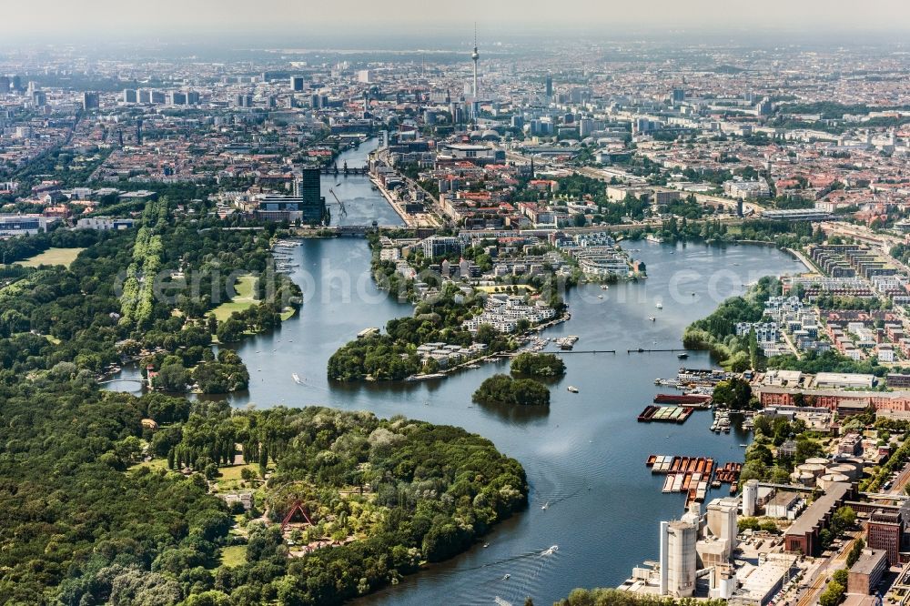 Berlin from the bird's eye view: District Treptow - Friedrichshain the Plaenterwald and the peninsula Stralau in the city in Berlin