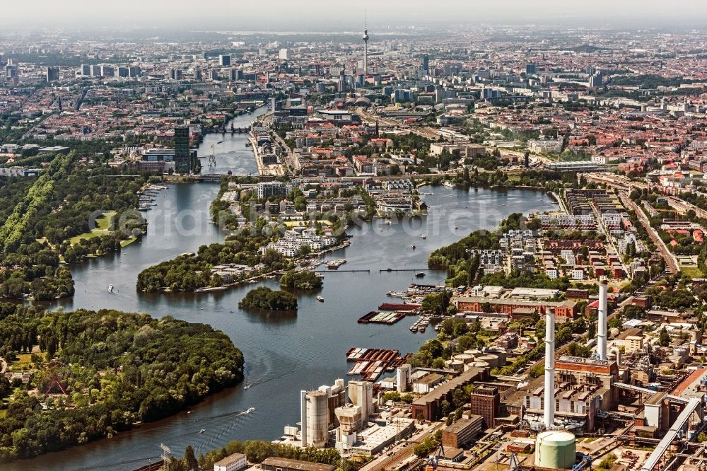 Aerial image Berlin - District Treptow - Friedrichshain the Plaenterwald and the peninsula Stralau in the city in Berlin