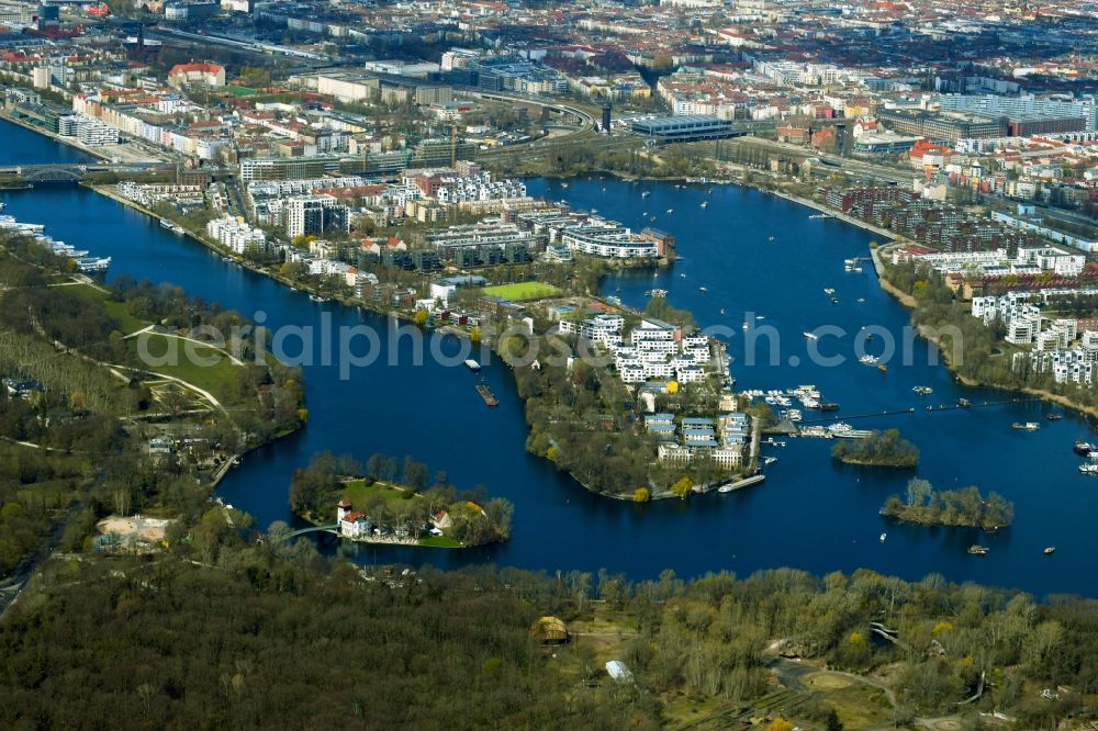 Berlin from the bird's eye view: District Treptow - Friedrichshain the Plaenterwald and the peninsula Stralau in the city in Berlin