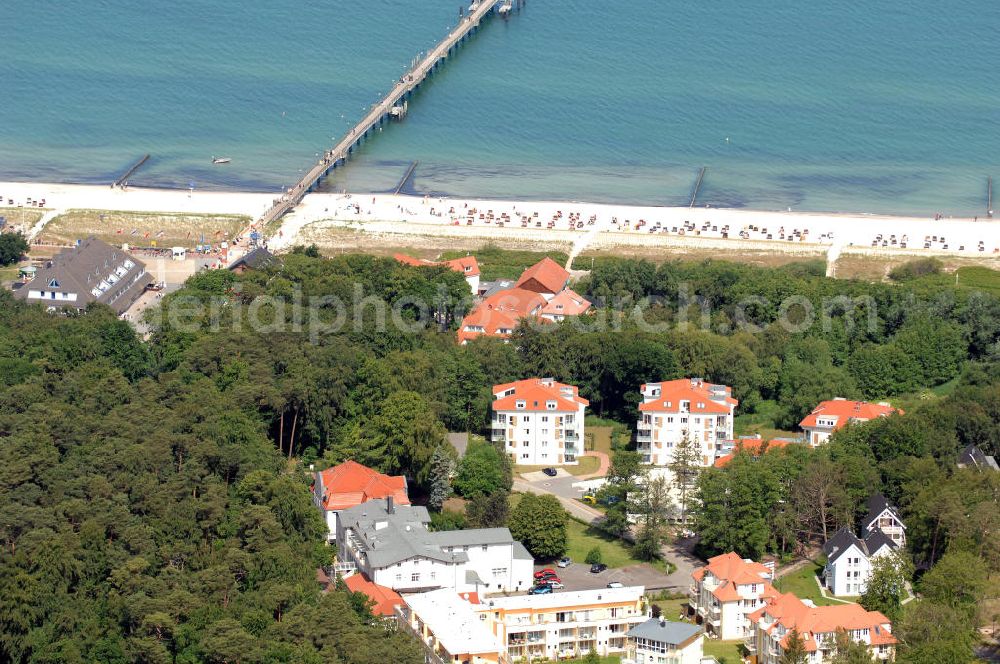 Aerial photograph Graal-Müritz - Blick auf die Uferpromenade und einen Stadtteil in Graal-Müritz in Mecklenburg-Vorpommern. Mit im Bild die Seebrücke in der Ostsee. Kontakt: