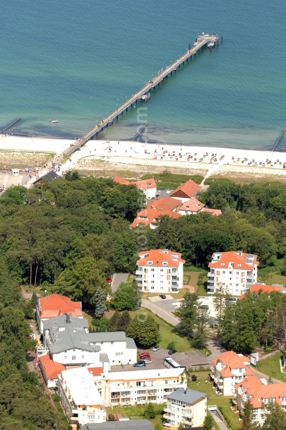 Graal-Müritz from above - Blick auf die Uferpromenade und einen Stadtteil in Graal-Müritz in Mecklenburg-Vorpommern. Mit im Bild die Seebrücke in der Ostsee. Kontakt: