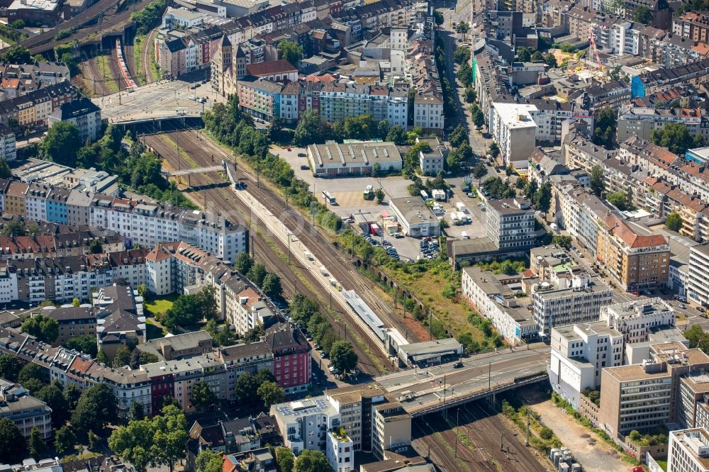 Düsseldorf from the bird's eye view: District Wehrhahn in the city of Duesseldorf in the state of North Rhine-Westphalia. A commercial area is located at Franklinbruecke bridge and the S-Bahn station Wehrhahn is located between the bridges