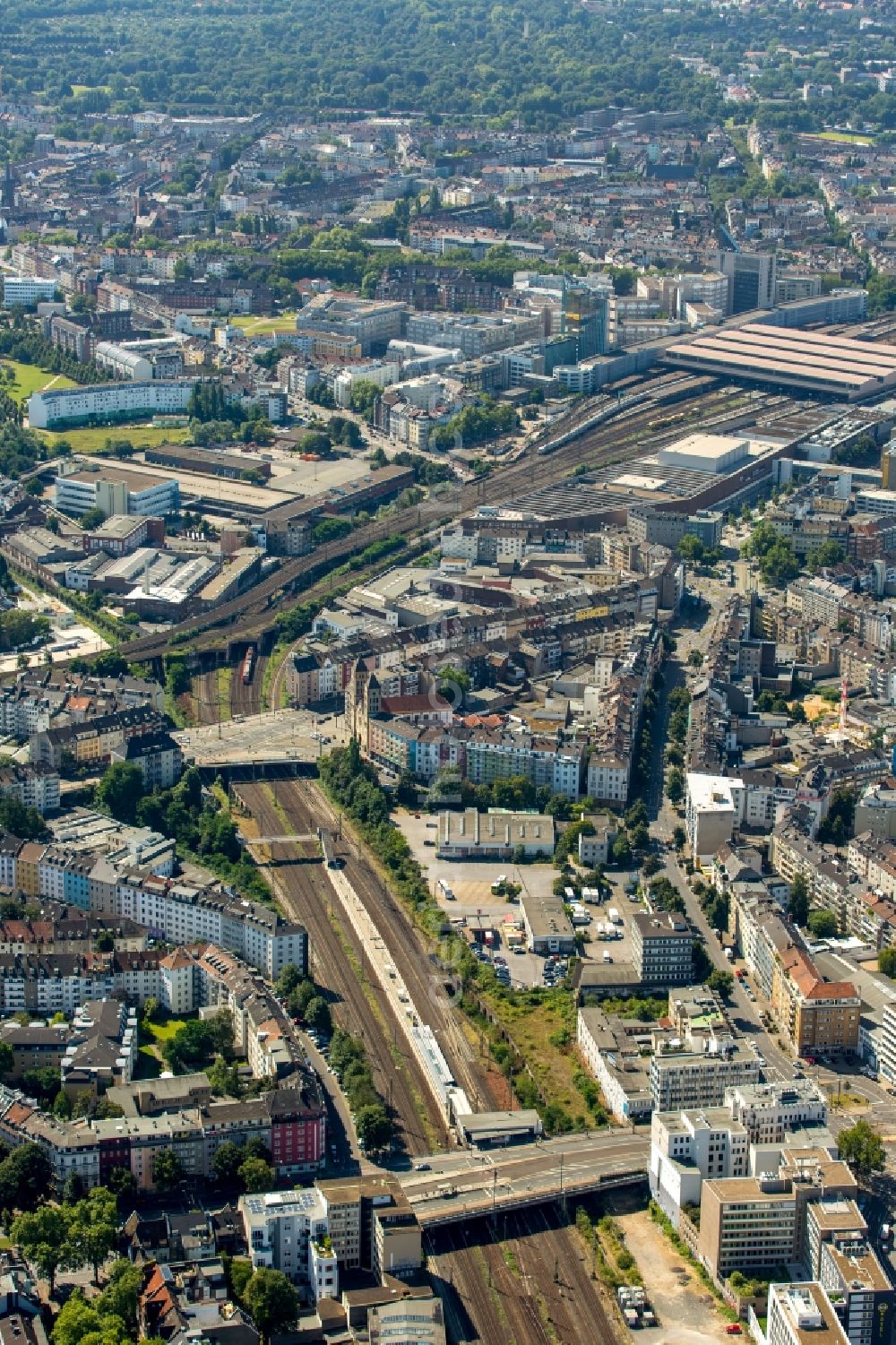 Aerial image Düsseldorf - District Wehrhahn in the city of Duesseldorf in the state of North Rhine-Westphalia. A commercial area is located at Franklinbruecke bridge and the S-Bahn station Wehrhahn is located between the bridges