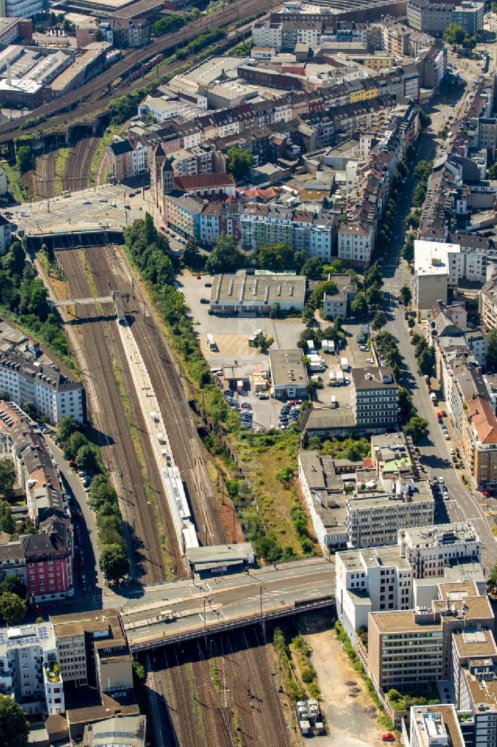 Aerial photograph Düsseldorf - District Wehrhahn in the city of Duesseldorf in the state of North Rhine-Westphalia. A commercial area is located at Franklinbruecke bridge and the S-Bahn station Wehrhahn is located between the bridges