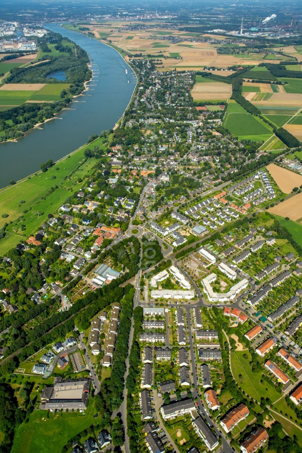 Aerial photograph Düsseldorf - District Wittlaer at the Rhine with surrounding fields in Duesseldorf in the state North Rhine-Westphalia