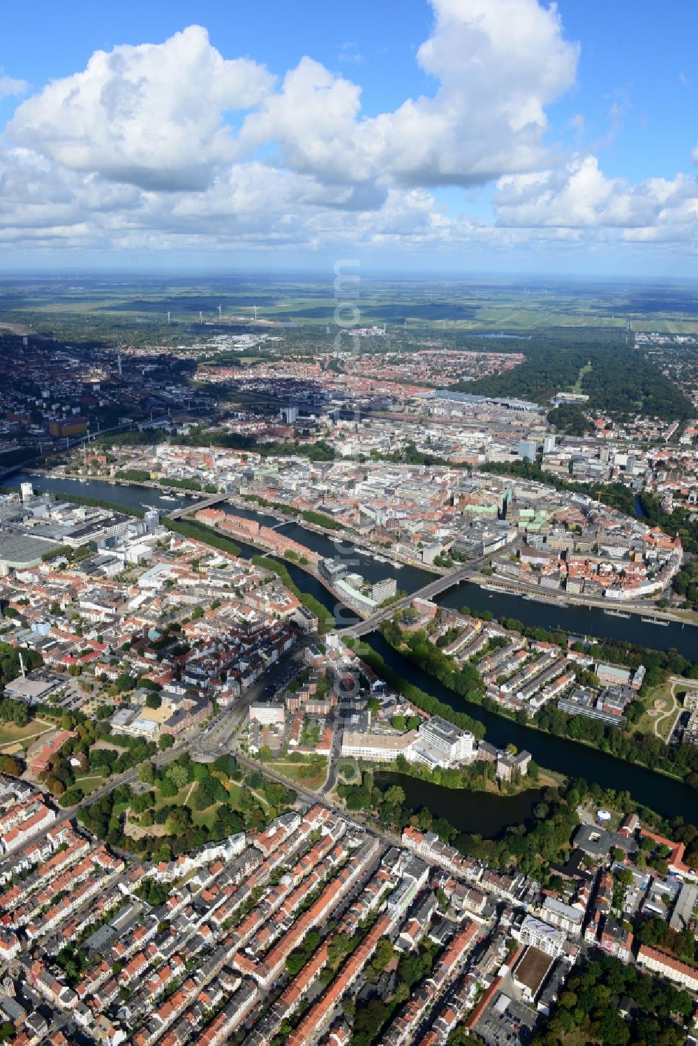 Bremen from the bird's eye view: View of the historic city centre of the Hanseatic city with the Teerhof peninsula between the river Weser and its branch Kleine Weser in Bremen in Germany