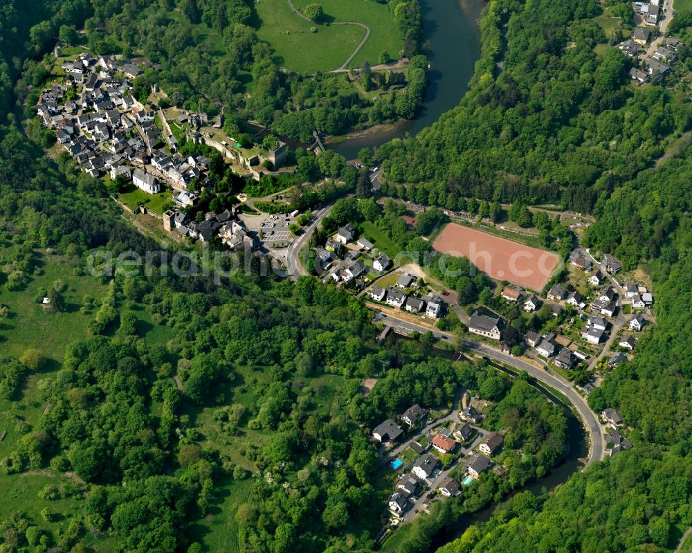 Neuwied from the bird's eye view: View of the Altwied part of the town of Neuwied in the state of Rhineland-Palatinate. The town is located in the county district of Mayen-Koblenz on the right riverbank of the river Rhine. The town is an official tourist resort and is an important historic industrial site. Altwied is the smallest district of Neuwied and located in its North, in the valley of the Wied. It is home to the ruins of castle Altwied