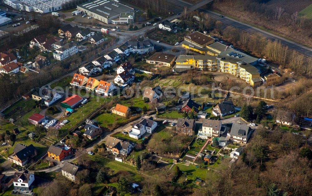 Aerial image Witten - View of the Annen part and Blote-Vogel- School on federal motorway A 44 in Witten in the state of North Rhine-Westphalia. The Waldorf School has a yellow facade