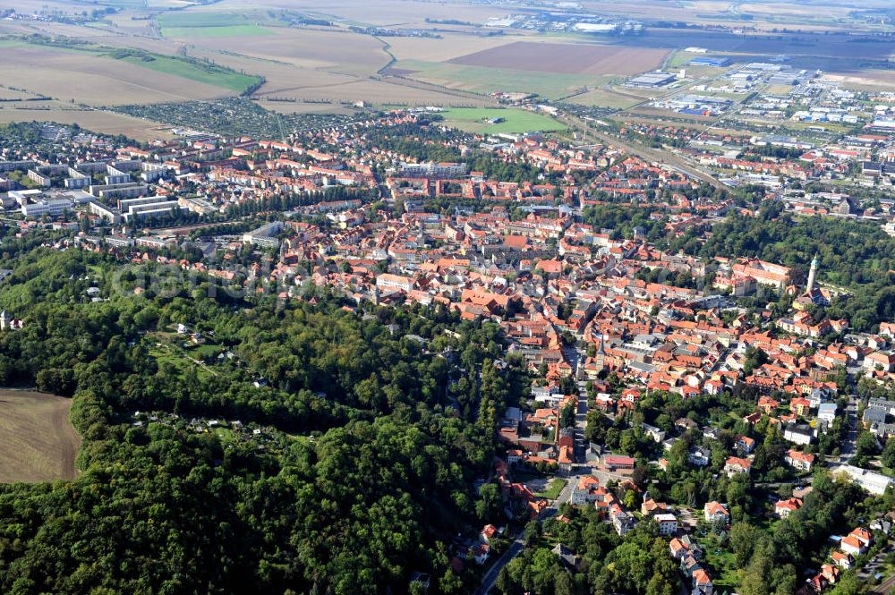 Arnstadt from the bird's eye view: Blick über Arnstadt in Thüringen. Arnstadt war die erste Wirkungsstätte von Johann Sebastian Bach und gilt als Heimat der Thüringer Bratwurst. Durch die Lage am Nordrand des Thüringer Waldes wird Arnstadt auch als Tor zum Thüringer Wald bezeichnet. View over Arnstadt in south of Erfurt in Thuringia. Arnstadt was first place of activity of Baroque period composer and musician Johann Sebastian Bach and is regarded as home of Thuringian bratwurst. Because of its location on the northern edge of Thuringian Forest, Arnstadt is also called Gate to Thuringian Forest.