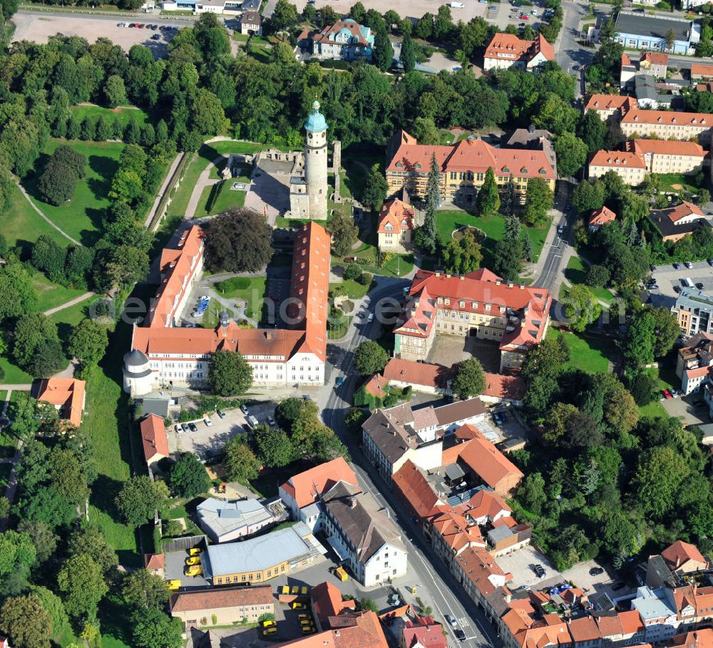 Arnstadt from the bird's eye view: Blick über den Schlossplatz in Arnstadt mit dem Landratsamt Ilm-Kreis, der Ruine des ehemaligen Wasserschlosses Neideck mit restauriertem Turm und dem Schlossmuseum, welches u.a. die einzigartige Puppensammlung Mon plaisir beherbergt. View over castle square in Arnstadt, south of Erfurt in Thuringia, with administrative district office Ilm-Kreis, ruins of former water castle Neideck with restored tower and castle museum, in which unique doll collection Mon plaisir is located.