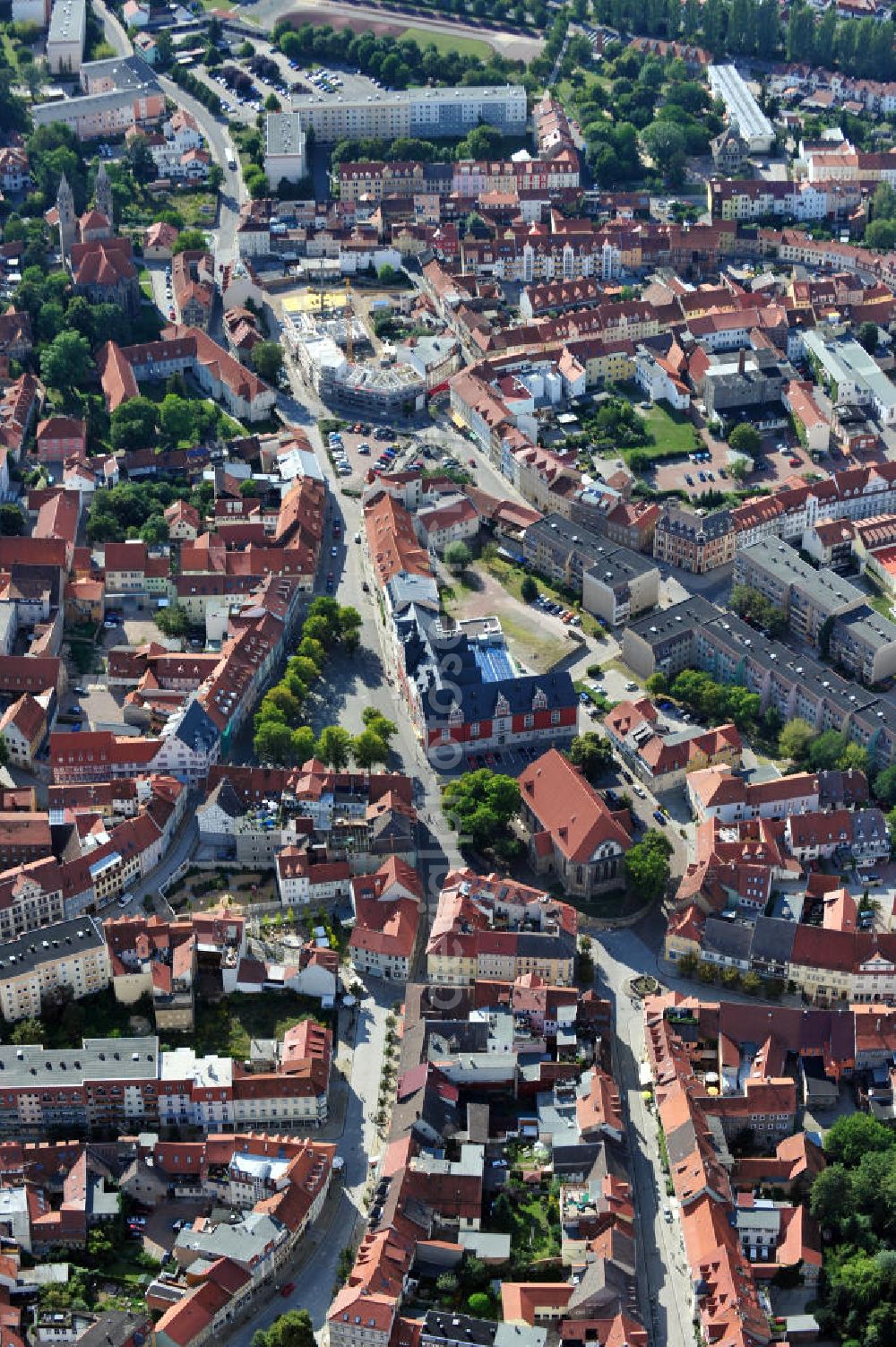 Aerial image Arnstadt - Stadtteilansicht mit zentralem Marktplatz und Umgebung in Arnstadt, Thüringen. Partial view over central market place and surrounding area in town Arnstadt, Thuringia.