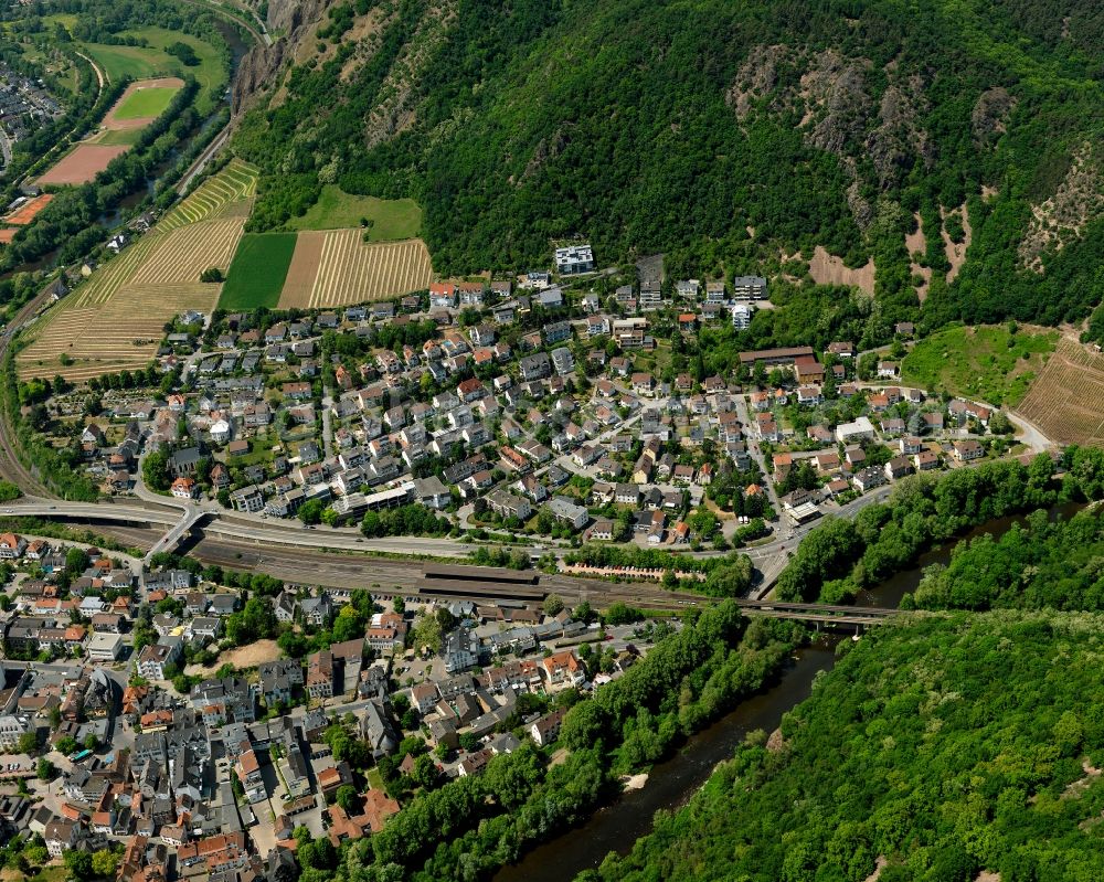 Aerial photograph Bad Münster am Stein-Ebernburg - View of the Bad Muenster am Stein-Ebernburg part of Bad Kreuznach in the state of Rhineland-Palatinate. Bad Muenster is a spa resort and has been made a district of Bad Kreuznach in 2014. It is located in the valley of the river Nahe, surrounded by forest which are landmarks and important tourist sites, forest and vineyards