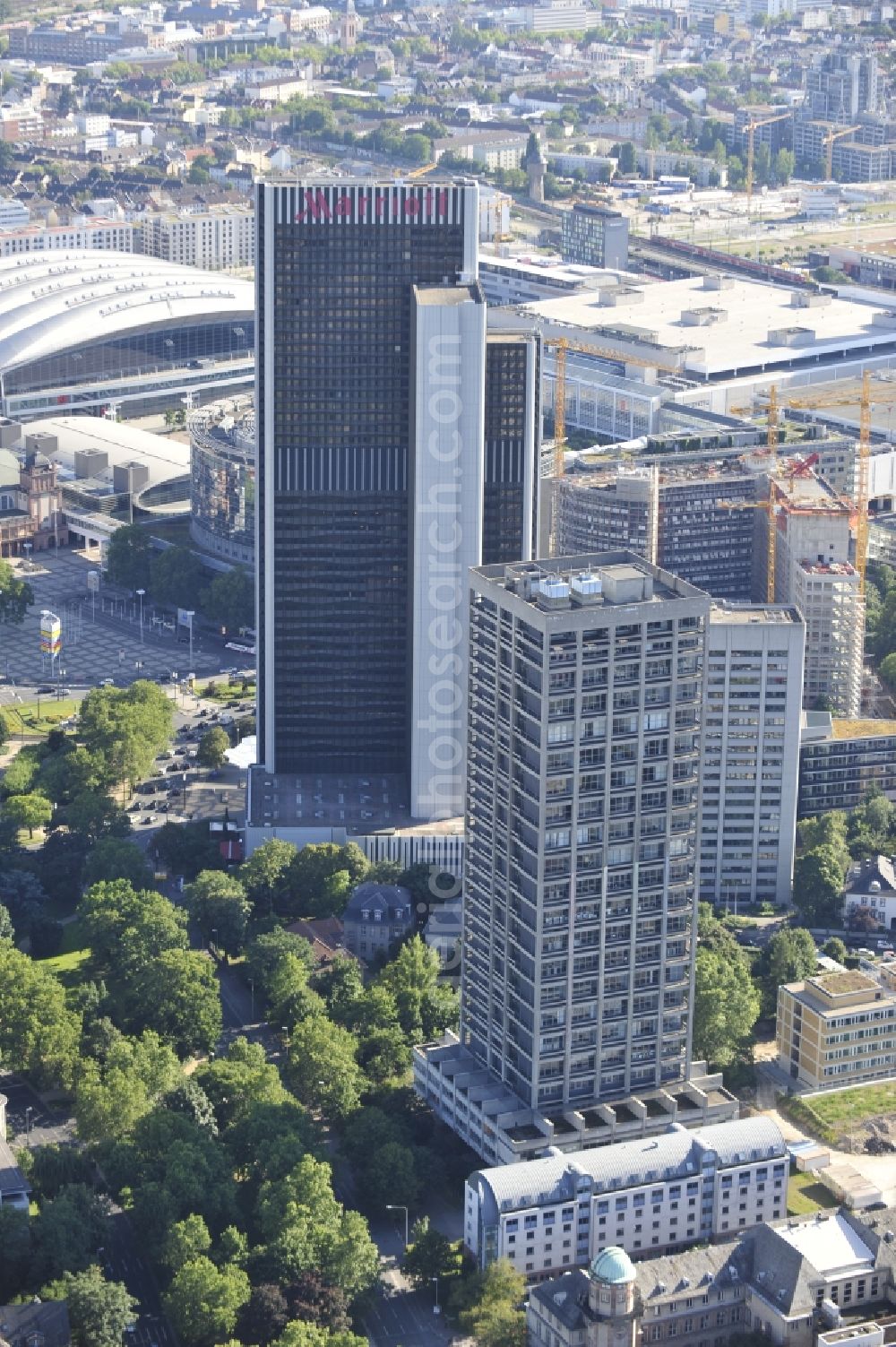 Frankfurt am Main from the bird's eye view: View onto the highrises Westend Gate (also known as Marriott Hotel) and the AfE-Tower in Frankfurt on the Main. The Westend Gate consists of an office section and a hotel section. The AfE-Tower belongs to the Johann Wolfgang Goethe University and houses its offices and seminar rooms