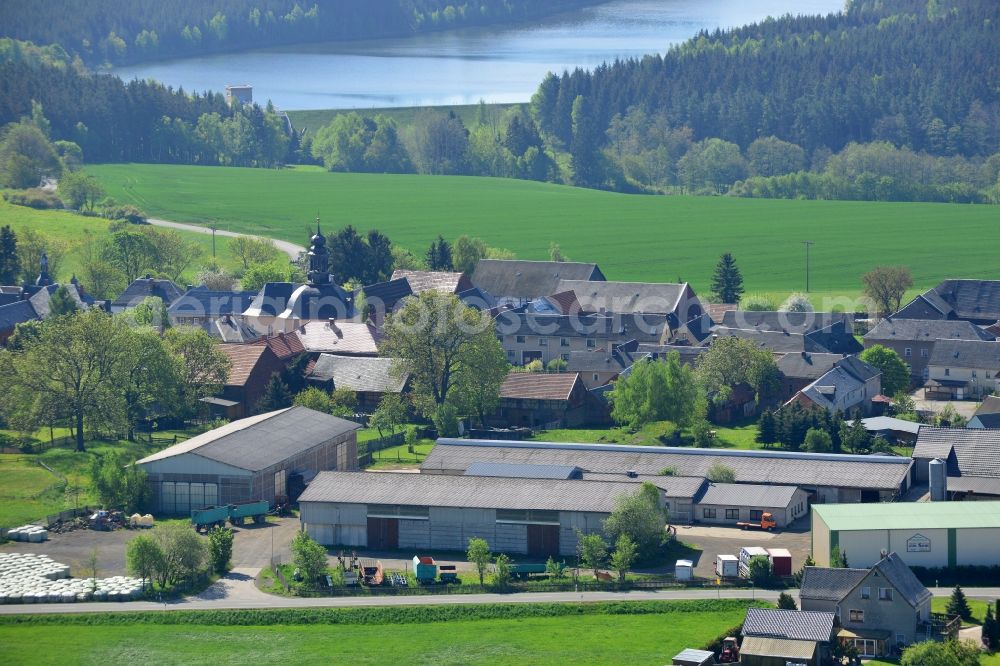 Aerial image Schleiz - View of the Loessau part and a farm in Schleiz in the state of Thuringia. The foreground shows a farm and roofer company, the background shows the dam and lake of Loessau