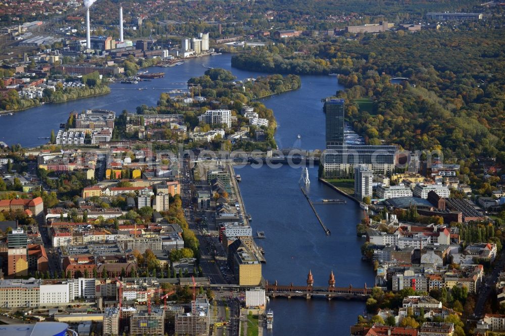 Berlin from above - Cityscape of Berlin Friedrichshain along the river Spree leading towards the Treptowers high-rise. View of Oberbaumbruecke, Elsenbruecke, residential and commercial areas as well as buildings and constrcution sites in the development area Mediaspree along the EastSideGallery