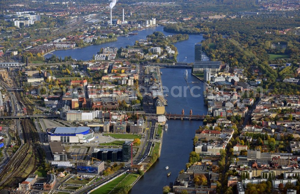 Berlin from the bird's eye view: Cityscape of Berlin Friedrichshain along the river Spree leading towards the Treptowers high-rise. View of Oberbaumbruecke, Elsenbruecke, residential and commercial areas as well as buildings and constrcution sites in the development area Mediaspree along the EastSideGallery