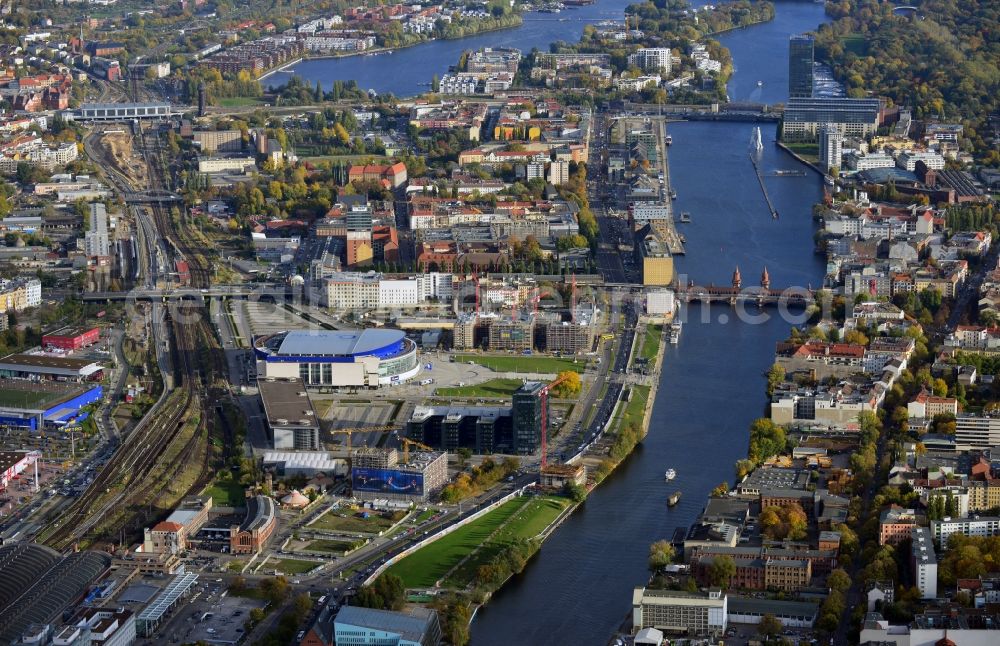 Aerial image Berlin - Cityscape of Berlin Friedrichshain along the river Spree leading towards the Treptowers high-rise. View of Oberbaumbruecke, Elsenbruecke, residential and commercial areas as well as buildings and constrcution sites in the development area Mediaspree along the EastSideGallery