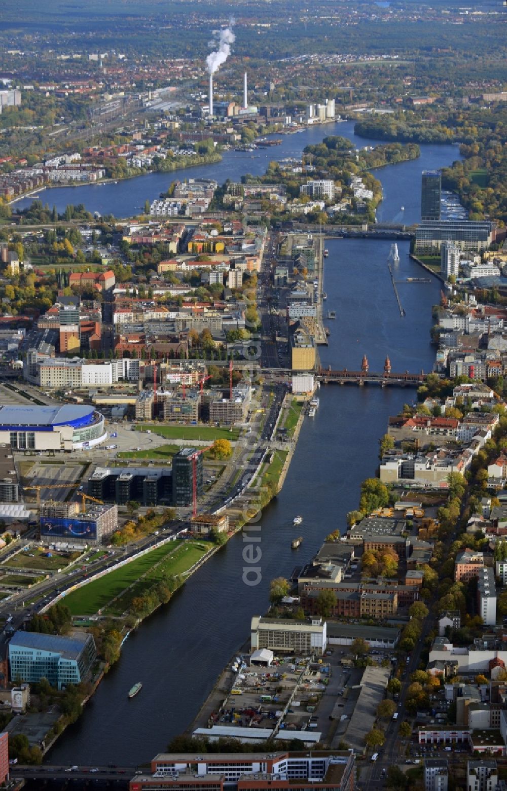 Aerial photograph Berlin - Cityscape of Berlin Friedrichshain along the river Spree leading towards the Treptowers high-rise. View of Oberbaumbruecke, Elsenbruecke, residential and commercial areas as well as buildings and constrcution sites in the development area Mediaspree along the EastSideGallery