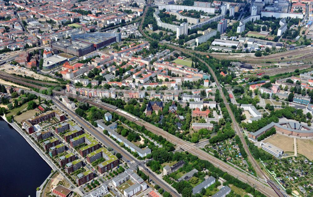 Berlin Lichtenberg from above - Blick entlang der Hauptstraße mit Wohngebäuden / Mehrfamilienhäuser und der S-Bahn Station Rummelsburg über den Kaskelkiez / Victoriastadt mit dem ehemaligen Bremsenwerk, wo heute die Deutsche Rentenversicherung ansässig ist, und dem Einkaufszentrum Victoriacenter sowie den angrenzenden Ortsteil Friedrichsfelde mit dem S-Bahnhof Nöldnerplatz auf das Wohngebiet an der Frankfurter Allee in Berlin-Lichtenberg. View along the Hauptstrasse with apartement buildings and the railstation Rummelsburg over the neighbourhood Victoriastadt and the adjacent district Friedrichsfelde with the railstation Noeldnerplatz on the housing area at the street Frankfurter Allee in the borough Lichtenberg.