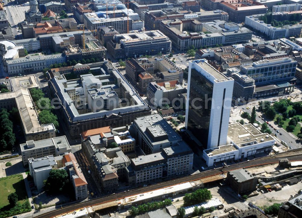 Berlin Mitte from the bird's eye view: Stadtteilansicht Berlin-Mitte mit der Staatsbibliothek, der Touristenmeile Unter den Linden, dem Hochhaus Internationales Handelszentrum IHZ an der Friedrichstraße. View of the district Berlin-Mitte.