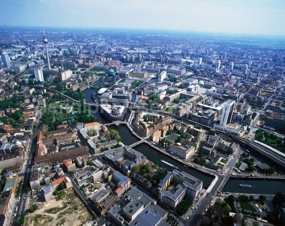 Berlin Mitte from the bird's eye view: Sehenswürdigkeiten in Berlin-Mitte, mit u.a. Synagoge an der Oranienburger Straße, Friedrichstraße, Museumsinsel, Gendarmenmarkt, Berliner Dom, Nikolaiviertel, Rotes Rathaus, Alexanderplatz mit Fernsehturm usw. View of the borough Berlin-Mitte with many sights.