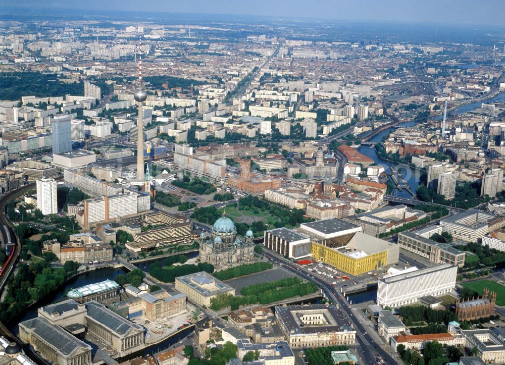 Berlin from the bird's eye view: Sehenswürdigkeiten in Berlin-Mitte, mit u.a. Museumsinsel, Berliner Dom, Palast der Republik, Schloßatrappe, Nikolaiviertel, Rotes Rathaus, Alexanderplatz mit Fernsehturm usw. View of the borough Berlin-Mitte with many sights.