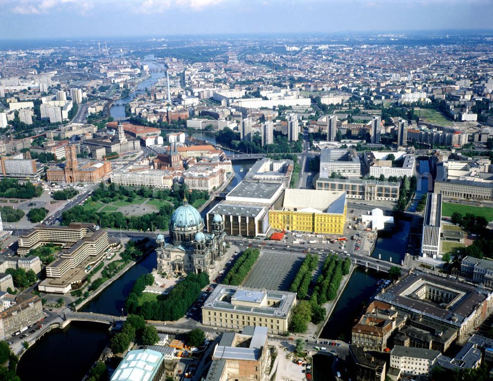 Aerial image Berlin - Sehenswürdigkeiten in Berlin-Mitte, mit u.a. Museumsinsel, Berliner Dom, Palast der Republik, Schloßatrappe, Nikolaiviertel, Rotes Rathaus usw. View of the borough Berlin-Mitte with many sights.