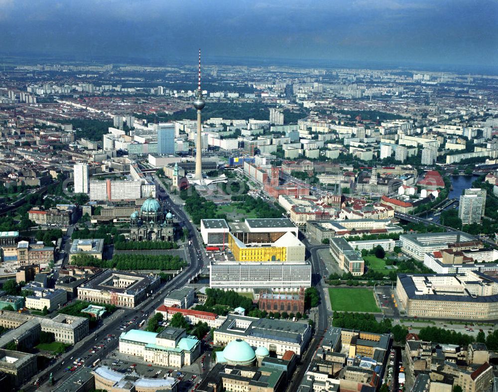 Aerial image Berlin Mitte - Sehenswürdigkeiten in Berlin-Mitte, mit u.a. Museumsinsel, Berliner Dom, Palast der Republik, Schloßatrappe, Nikolaiviertel, Rotes Rathaus, Alexanderplatz mit Fernsehturm usw. View of the borough Berlin-Mitte with many sights.