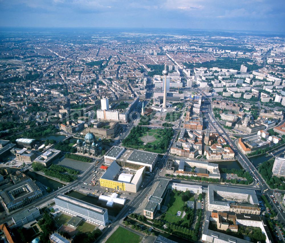 Berlin Mitte from the bird's eye view: Sehenswürdigkeiten in Berlin-Mitte, mit u.a. Museumsinsel, Berliner Dom, Palast der Republik, Schloßatrappe, Nikolaiviertel, Rotes Rathaus, Alexanderplatz mit Fernsehturm usw. View of the borough Berlin-Mitte with many sights.