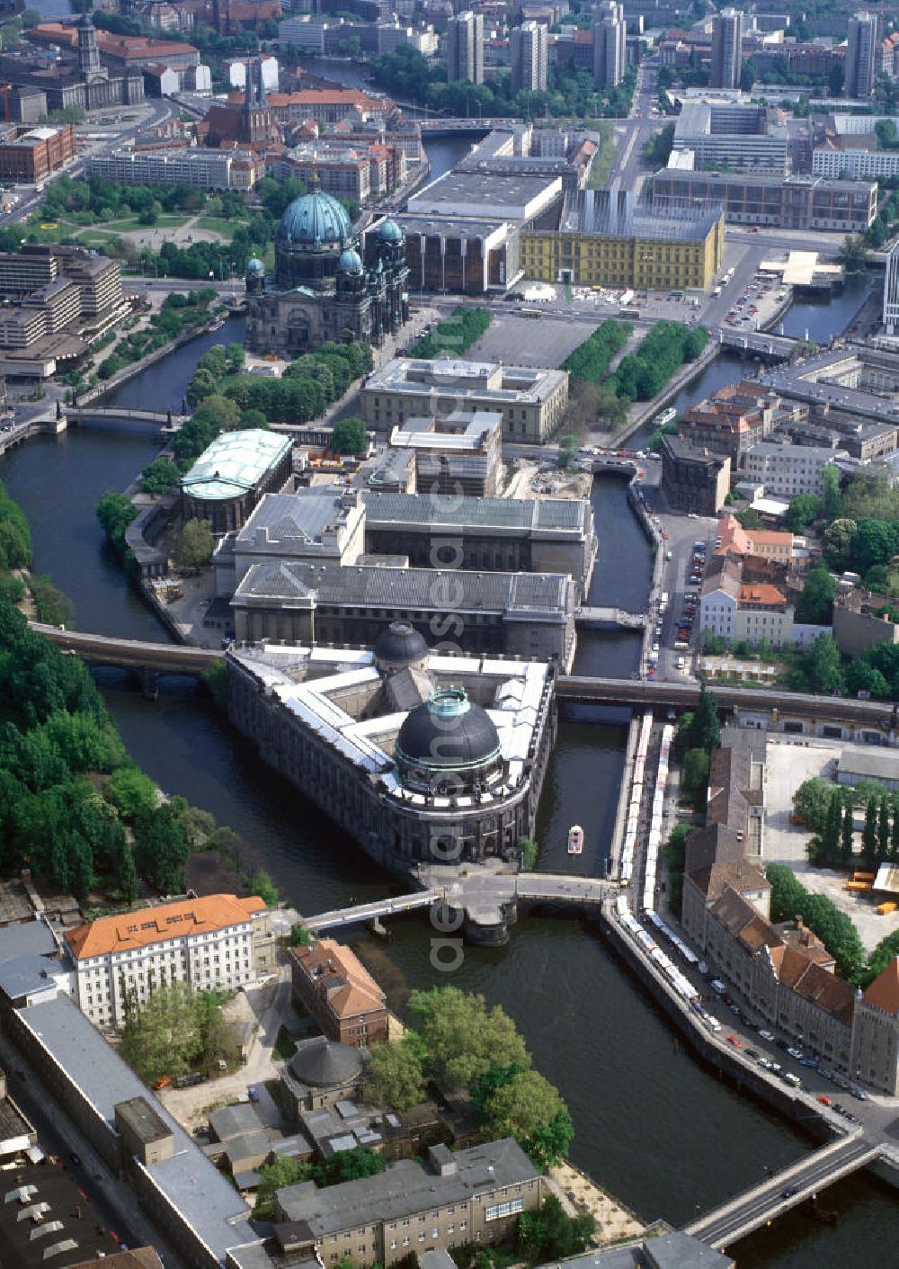 Berlin from above - Sehenswürdigkeiten in Berlin-Mitte, mit u.a. Museumsinsel, Berliner Dom, Palast der Republik, Schloßatrappe, Nikolaiviertel, Rotes Rathaus usw. View of the borough Berlin-Mitte with many sights.