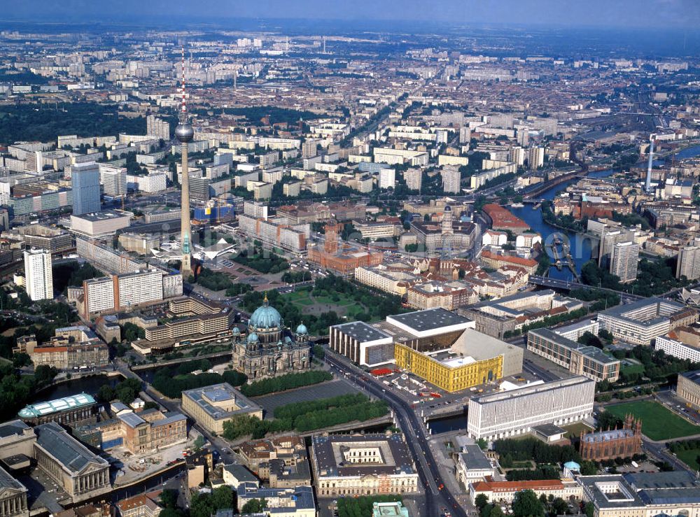 Aerial image Berlin Mitte - Sehenswürdigkeiten in Berlin-Mitte, mit u.a. Museumsinsel, Berliner Dom, Palast der Republik, Schloßatrappe, Nikolaiviertel, Rotes Rathaus, Alexanderplatz mit Fernsehturm usw. View of the borough Berlin-Mitte with many sights.