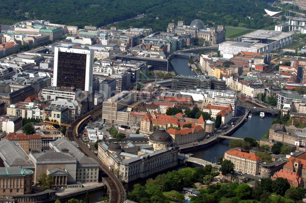 Berlin from the bird's eye view: District overview of Berlin-Mitte along the Spree river, past the Museum Island, the station Friedrichstrasse, the high-rise International Trade Centre and the government quarter