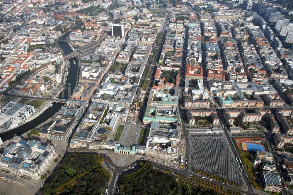 Aerial photograph Berlin - District / borough Berlin-Mitte with view of the area Brandenburger Gate und square Pariser Platz with Academy of Arts, Holocaust Monument and the construction site of the US-embassy. There are the street Unter den Linden in the back