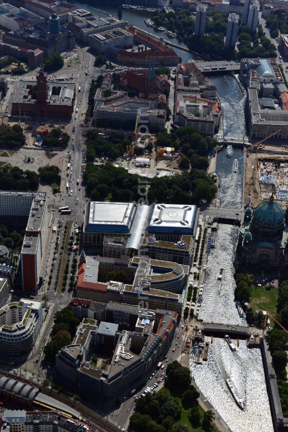 Berlin from the bird's eye view: City view of the Berlin-Mitte district along the Spree river among others, the building Dom Aquaree, construction site at the publice parc Marx-Engels-Forum, Nikolai Quarter, construction of the castle and the Berlin Cathedral