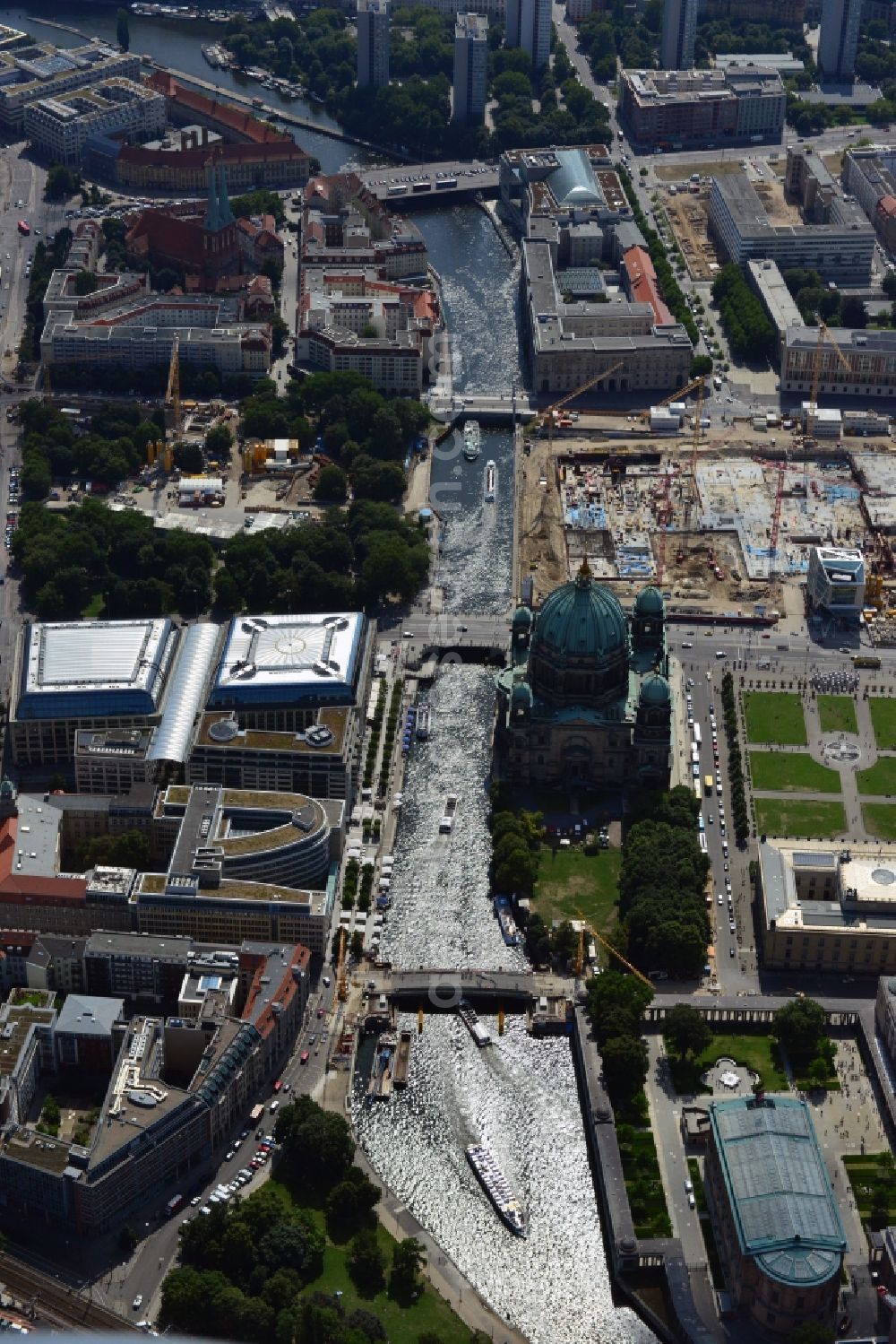 Aerial image Berlin - City view of the Berlin-Mitte district along the Spree river among others, the building Dom Aquaree, construction site at the publice parc Marx-Engels-Forum, Nikolai Quarter, construction of the castle and the Berlin Cathedral